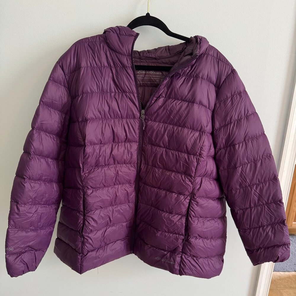 Women's Eddie Bauer hooded puffer jacket